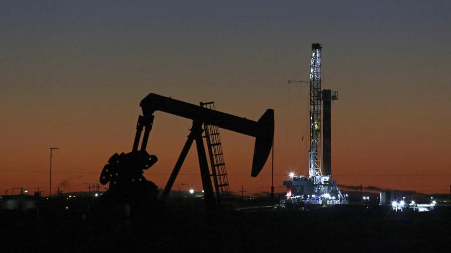 El Brent frena su escalada al caer el 3 %, hasta 124 dólares el barril