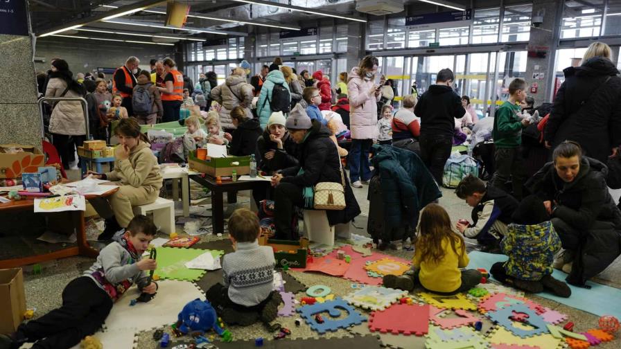 Ucrania abre seis corredores para refugiados, que alcanzan ya 2.15 millones