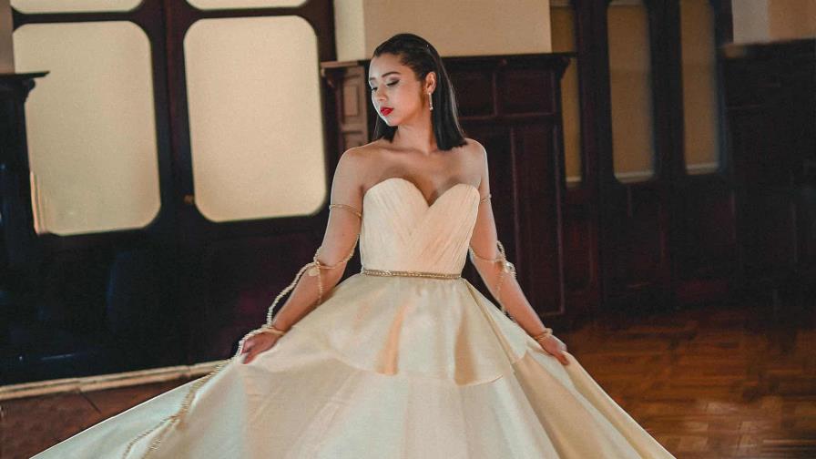 Puntada a puntada, el pasillo llega a las pasarelas de moda en Ecuador