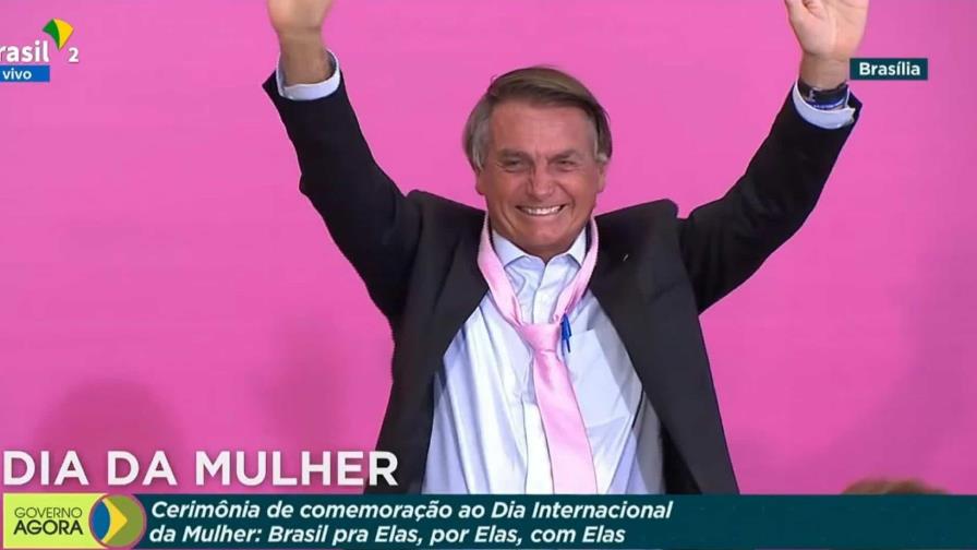 Bolsonaro decreta distribución gratuita de productos femeninos tras vetar proyecto