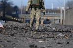 Rusia, golpeada por las sanciones, mantiene la presión militar sobre Ucrania