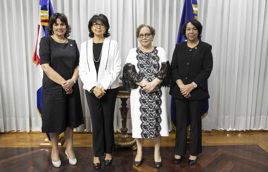 Ministerio Público reconoce a cuatro mujeres fiscales por sus más de 30 años de servicio