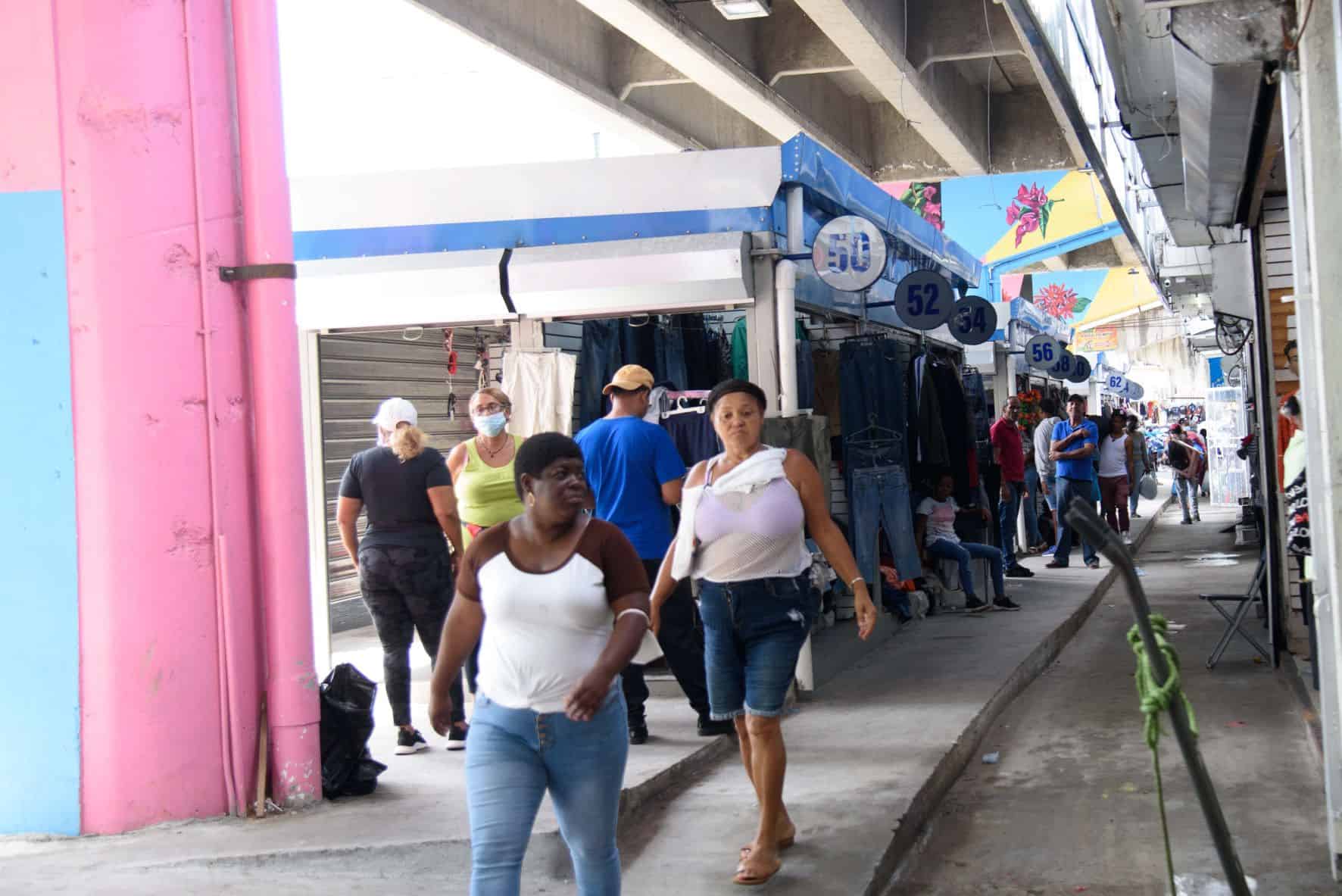 La gente camina sin peligro