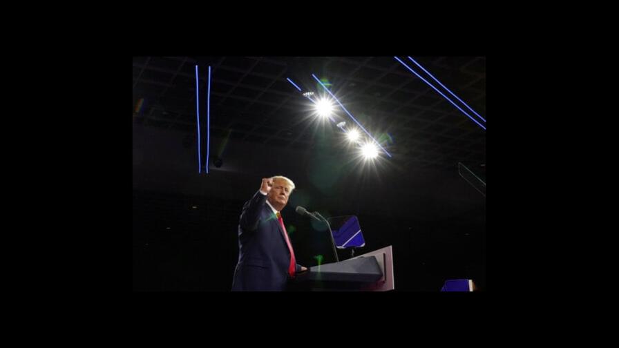 Aterriza de emergencia avión en el que viajaba Trump