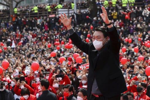 Corea del Sur vota nuevo presidente en una reñida contienda