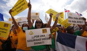 Coalición por la Seguridad Social Digna entrega propuesta de ley con vigilia frente al Congreso