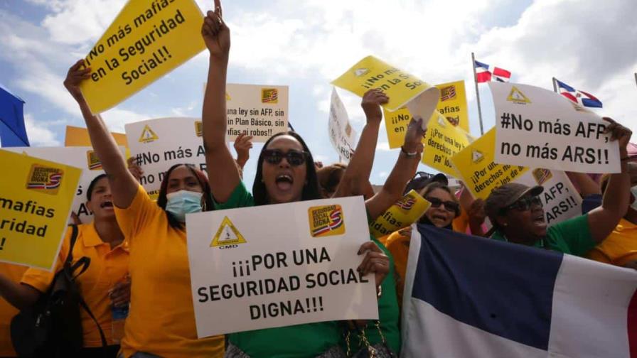 Coalición por la Seguridad Social Digna entrega propuesta de ley con vigilia frente al Congreso Coalición por la Seguridad Social Digna entrega propuesta de ley con vigilia frente al Congreso