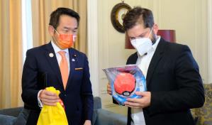 Una pokebola y un Squirtle, el simp&aacute;tico regalo del canciller japon&eacute;s a Boric