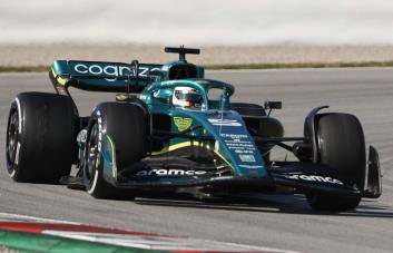 Vettel luce un casco con colores de Ucrania en ensayos de pretemporada