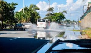 Agua cloacal invade otra vez autopista 30 de mayo