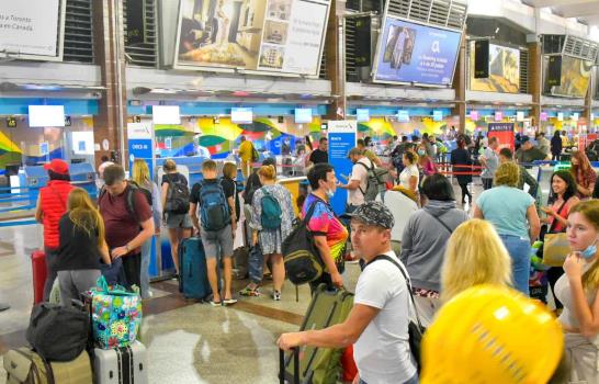 Ucranianos varados en el país partieron hacia Polonia, algunos irán a Ucrania seguido