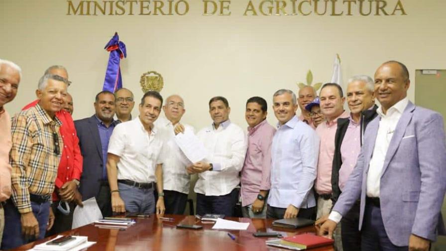 Agricultura llega a acuerdo con sector arrocero para mantener estable el precio del cereal