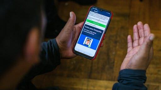 Una aplicación telefónica rastrea a inmigrantes sin papeles