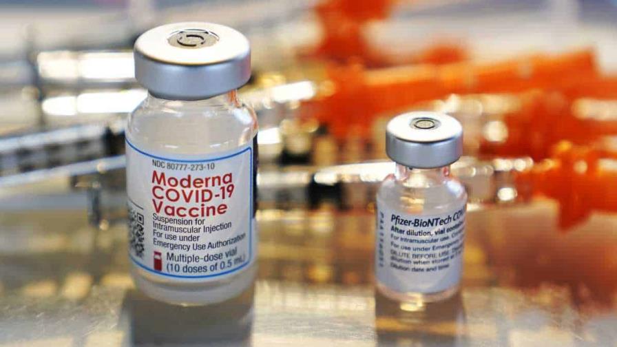Moderna prueba a combinar su vacuna anticovid y una específica contra ómicron