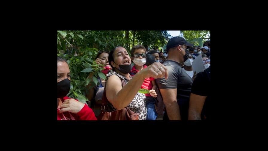 Hermanos cubanos ansiosos por visas de EEUU, su madre espera
