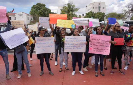 Profesores protestan frente al Ministerio de Educación en demanda de nombramientos