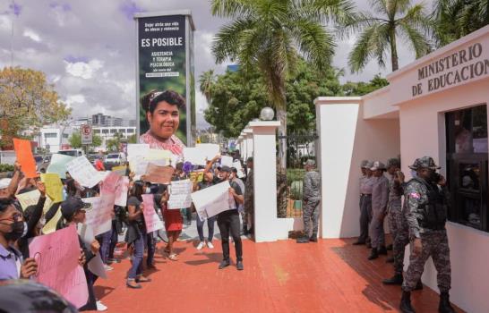 Profesores protestan frente al Ministerio de Educación en demanda de nombramientos