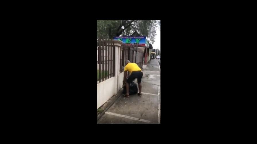 VIDEO | Hombre coloca basura en parte frontal de Alcaldía de Dajabón en demanda servicio de recogida