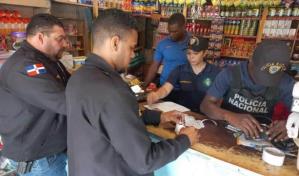 Policía interviene 10 colmados de La Victoria por estafa con tarjetas del programa Supérate