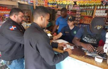 Policía interviene 10 colmados de La Victoria por estafa con tarjetas del programa Supérate