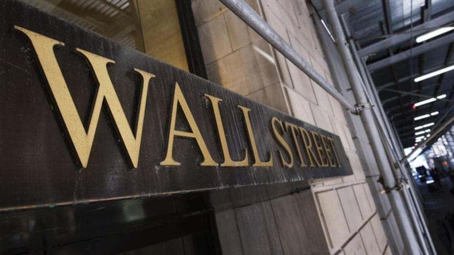 Wall Street abre en verde y el Dow gana un 0.90 % pendiente de Ucrania