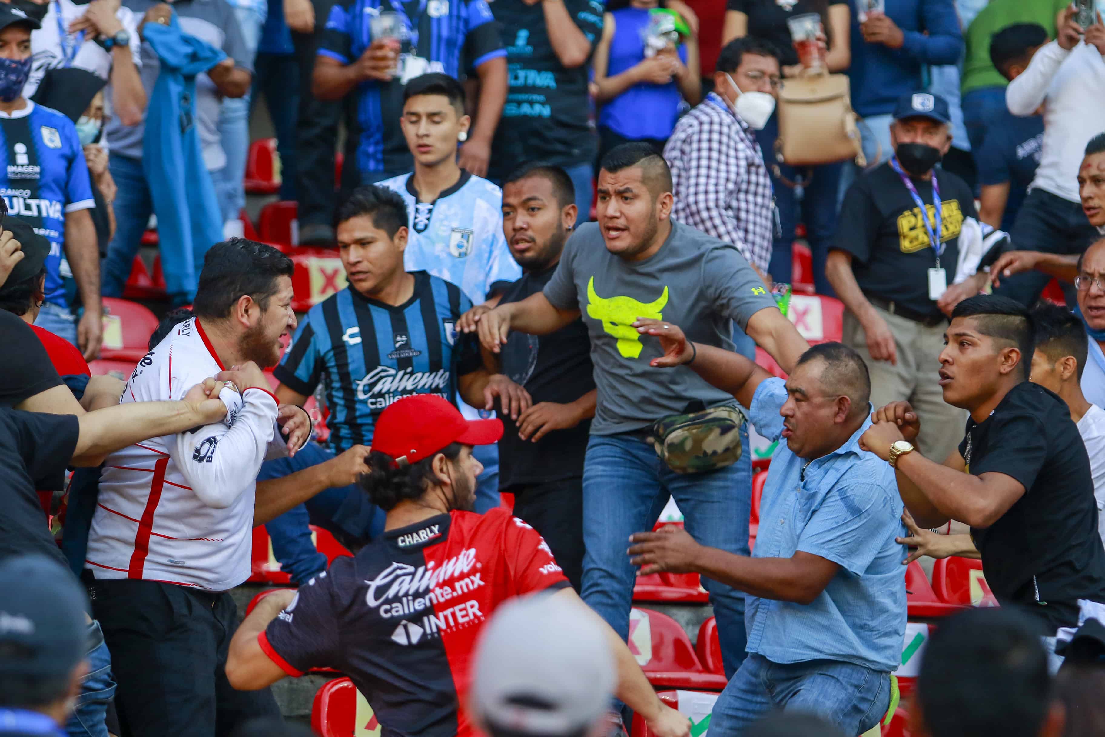 Aficionados del Querétaro y del Atlas riñen durante un partido de la Liga MX, disputado el sábado 5 de marzo de 2022, en el Estadio Corregidora.