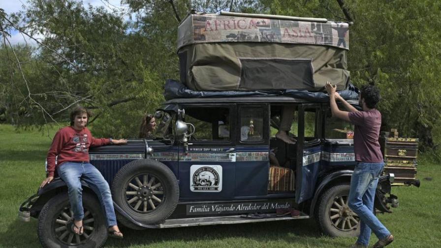 Familia argentina que regresó a casa tras 22 años de viaje por el mundo en un auto de 1928