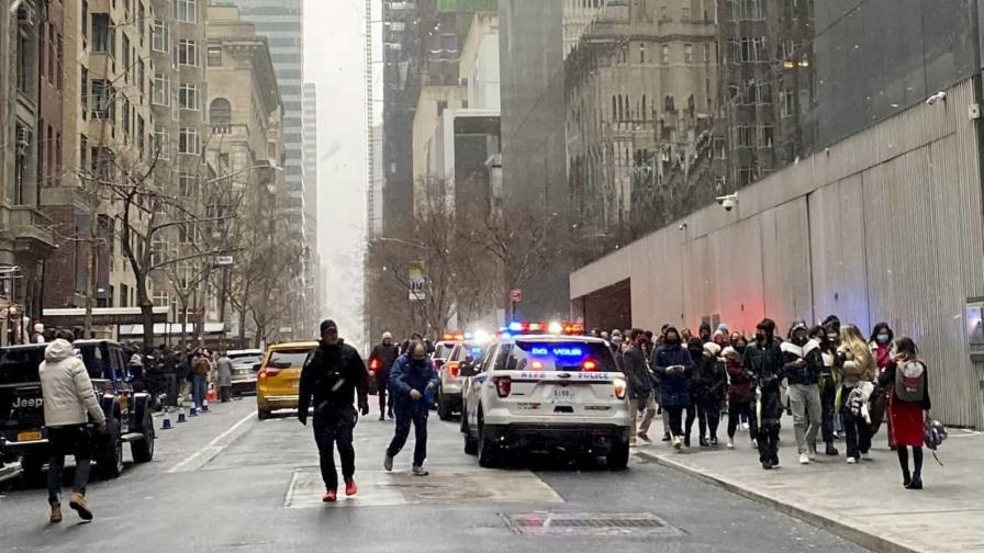 La Policía publica imágenes del apuñalamiento en el MoMA que dejó dos heridos