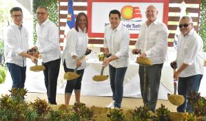 Ministro de Turismo inicia sistema de alcantarrillado en Las Galeras de Samaná