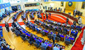 El Salvador aprueba leyes para aliviar crisis econ&oacute;mica