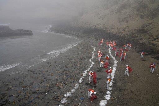 Peor desastre ecológico de Perú azota a miles de pescadores