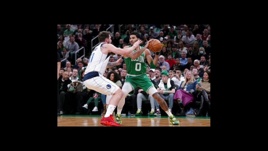 Doncic guía a Mavs a triunfo sobre Celtics en día de Garnett