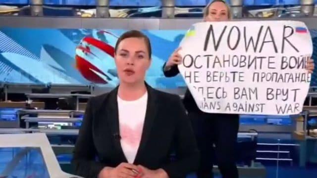 Una periodista interrumpe con proclamas antibélicas noticiero de la TV rusa