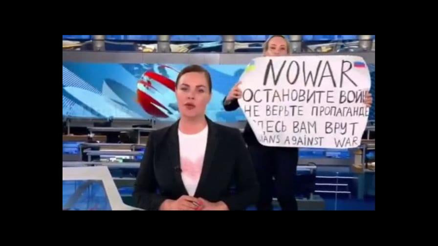 Una periodista interrumpe con proclamas antibélicas noticiero de la TV rusa