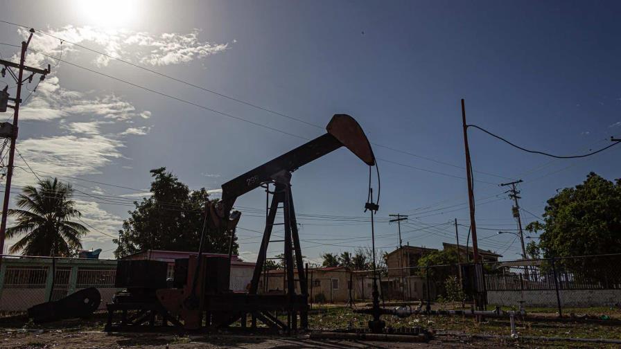 El Brent baja casi un 5 %, pendiente del conflicto en Ucrania