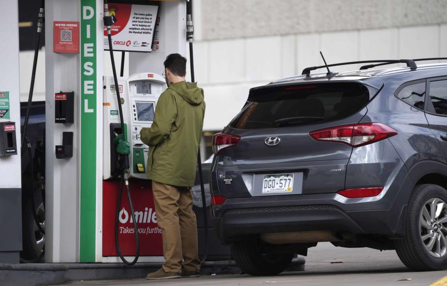 Gasolina llega al récord de 4.43 dólares por galón en EEUU