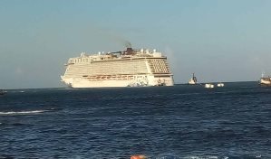 Encalla crucero en muelle de Puerto Plata