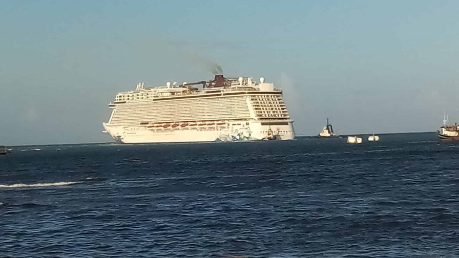 Encalla crucero en muelle de Puerto Plata