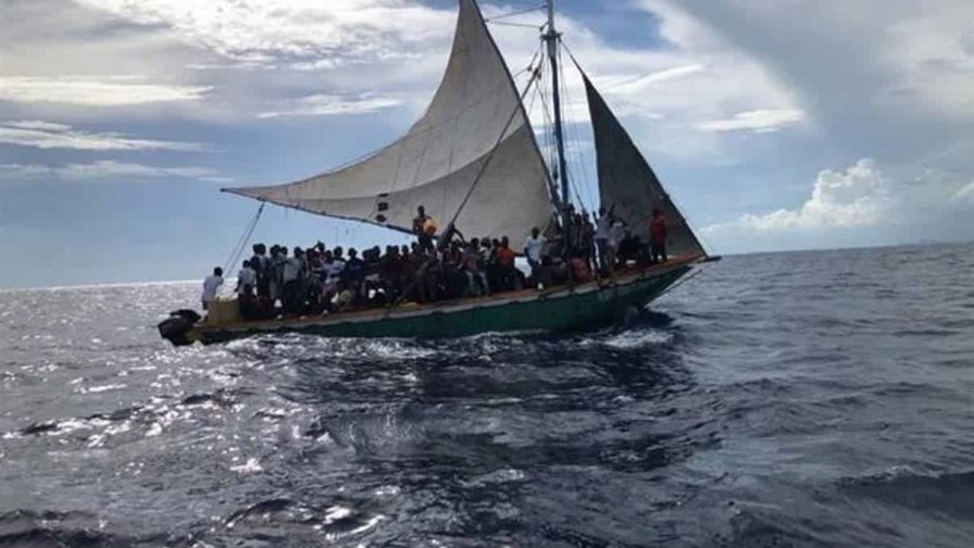 Detienen cerca de 150 haitianos tras desembarcar en los Cayos de Florida Detienen cerca de 150 haitianos tras desembarcar en los Cayos de Florida