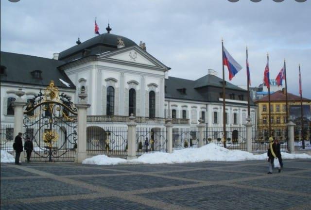 Eslovaquia expulsa a tres diplomáticos rusos por espionaje