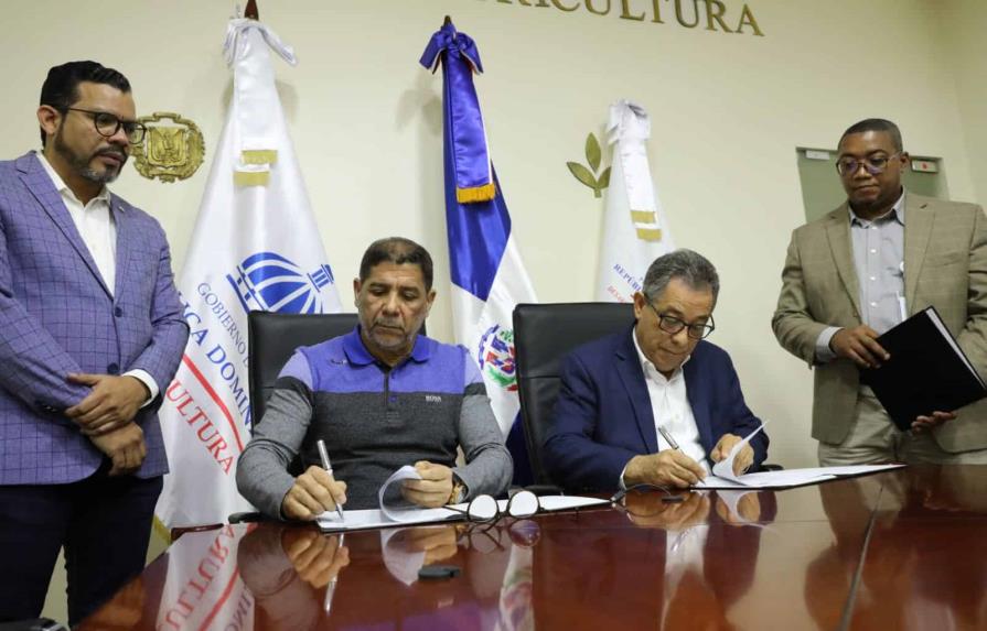 Firman acuerdo para fomentar agricultura familiar en comunidades de escasos recursos