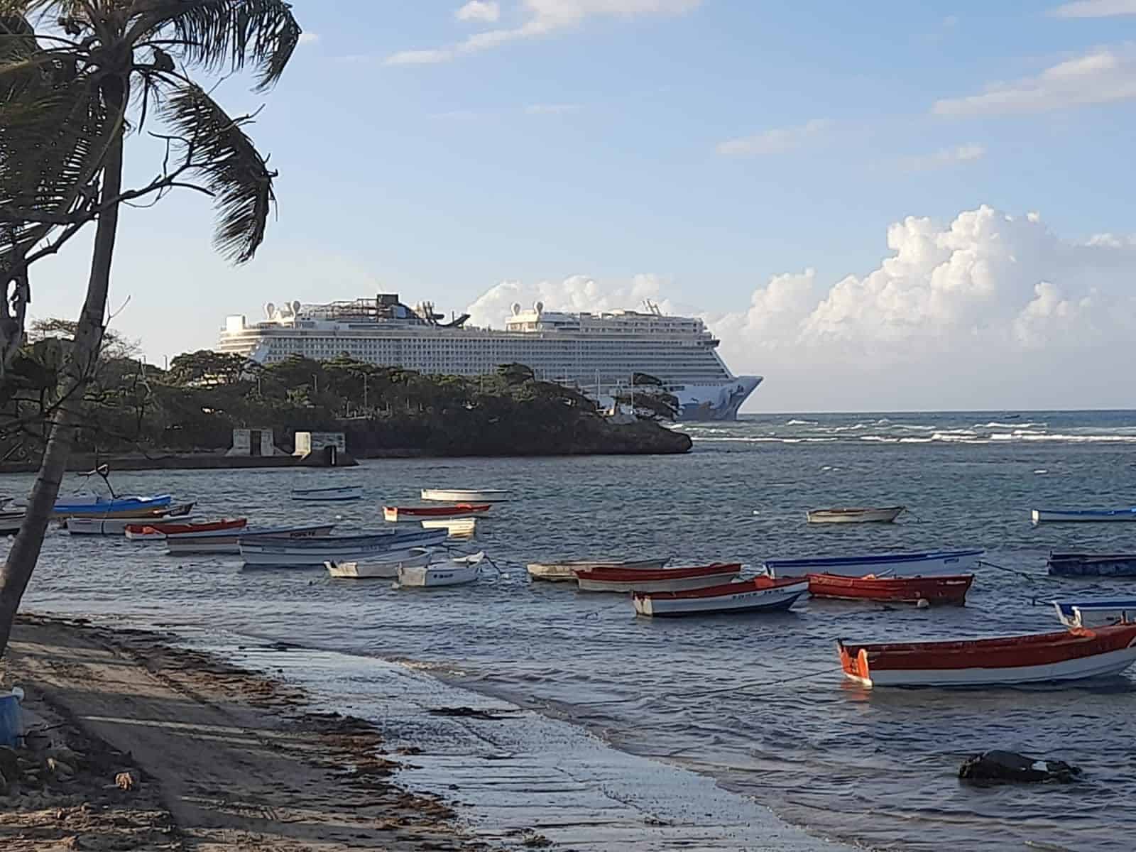 La embarcación encallada es el crucero Norwegian