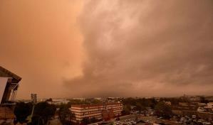 La calima del polvo del Sahara ti&ntilde;e de naranja los cielos espa&ntilde;oles