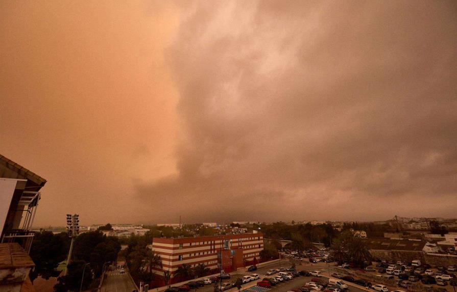 La calima del polvo del Sahara tiñe de naranja los cielos españoles