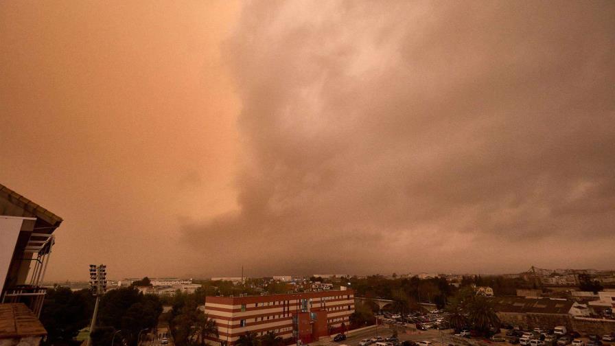 La calima del polvo del Sahara tiñe de naranja los cielos españoles La calima del polvo del Sahara tiñe de naranja los cielos españoles