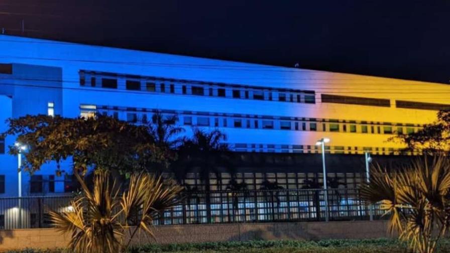 Embajada de EEUU en RD se ilumina con colores de la bandera de Ucrania