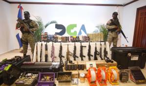 Aduanas decomisa armas de guerra, municiones y artefactos explosivos en el Puerto Río Haina