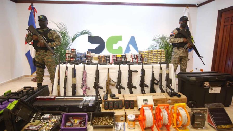 Aduanas decomisa armas de guerra, municiones y artefactos explosivos en el Puerto Río Haina Aduanas decomisa armas de guerra, municiones y artefactos explosivos en el Puerto Río Haina