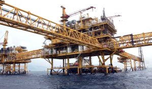 El petr&oacute;leo Brent baja un 5,73 %, hasta los 99,12 d&oacute;lares el barril