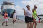 Cruceristas del Norwegian Escape pasean por Puerto Plata
